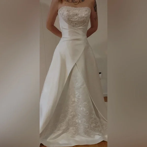 Maggie Sottero | Dresses | Maggie Sottero Wedding Dress | Poshmark